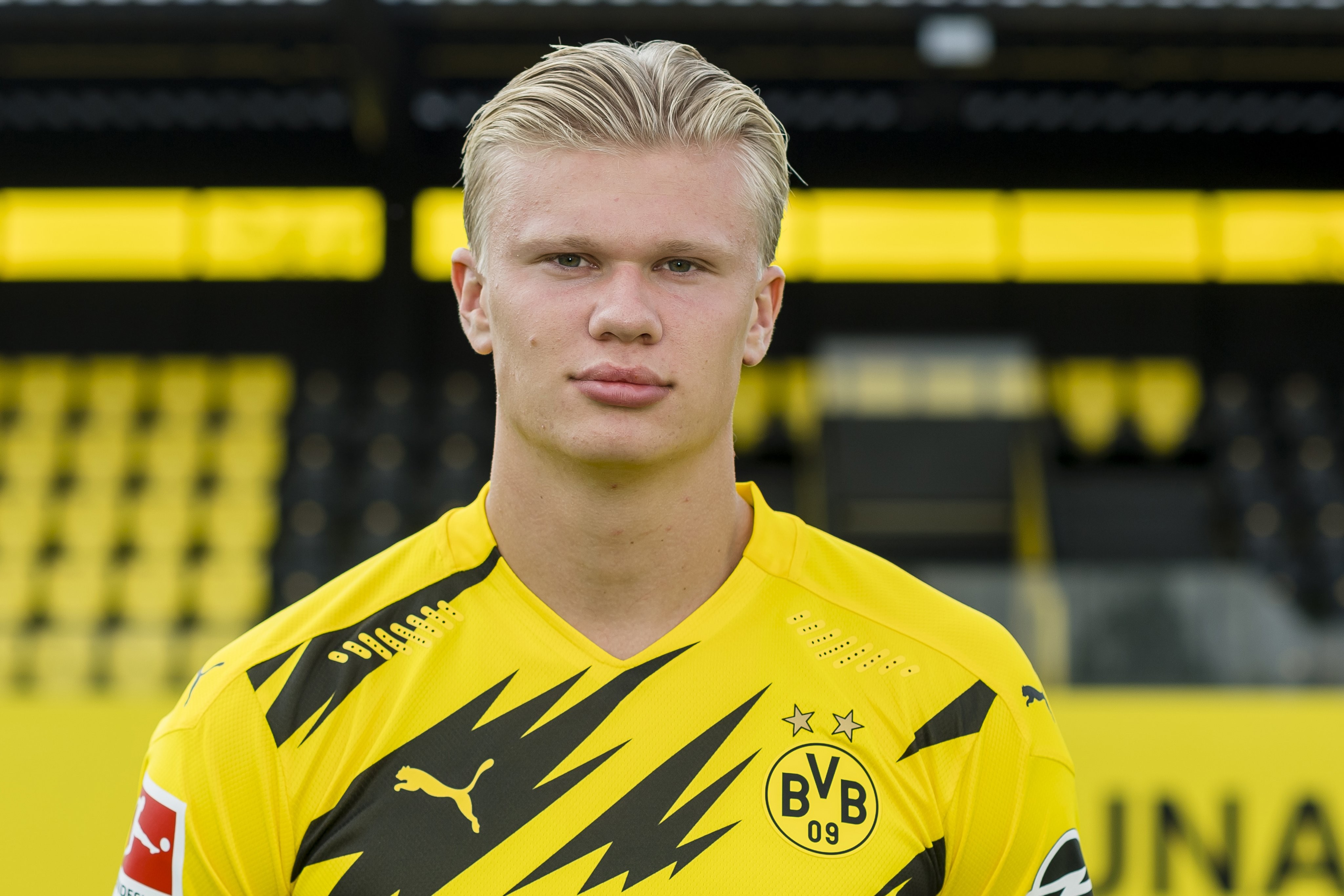 梅西因为足球改变性格！从天生内向到绝对领袖！（足球重塑梅西：从内向少年到无可争议的领袖）