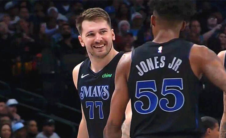 咪咕前方！@胡金秋21 手持冠军鼎登场，@浙江广厦篮球俱乐部 新赛季出征仪式（直击@浙江广厦篮球俱乐部新赛季出征仪式：@胡金秋21 手捧冠军鼎亮相）