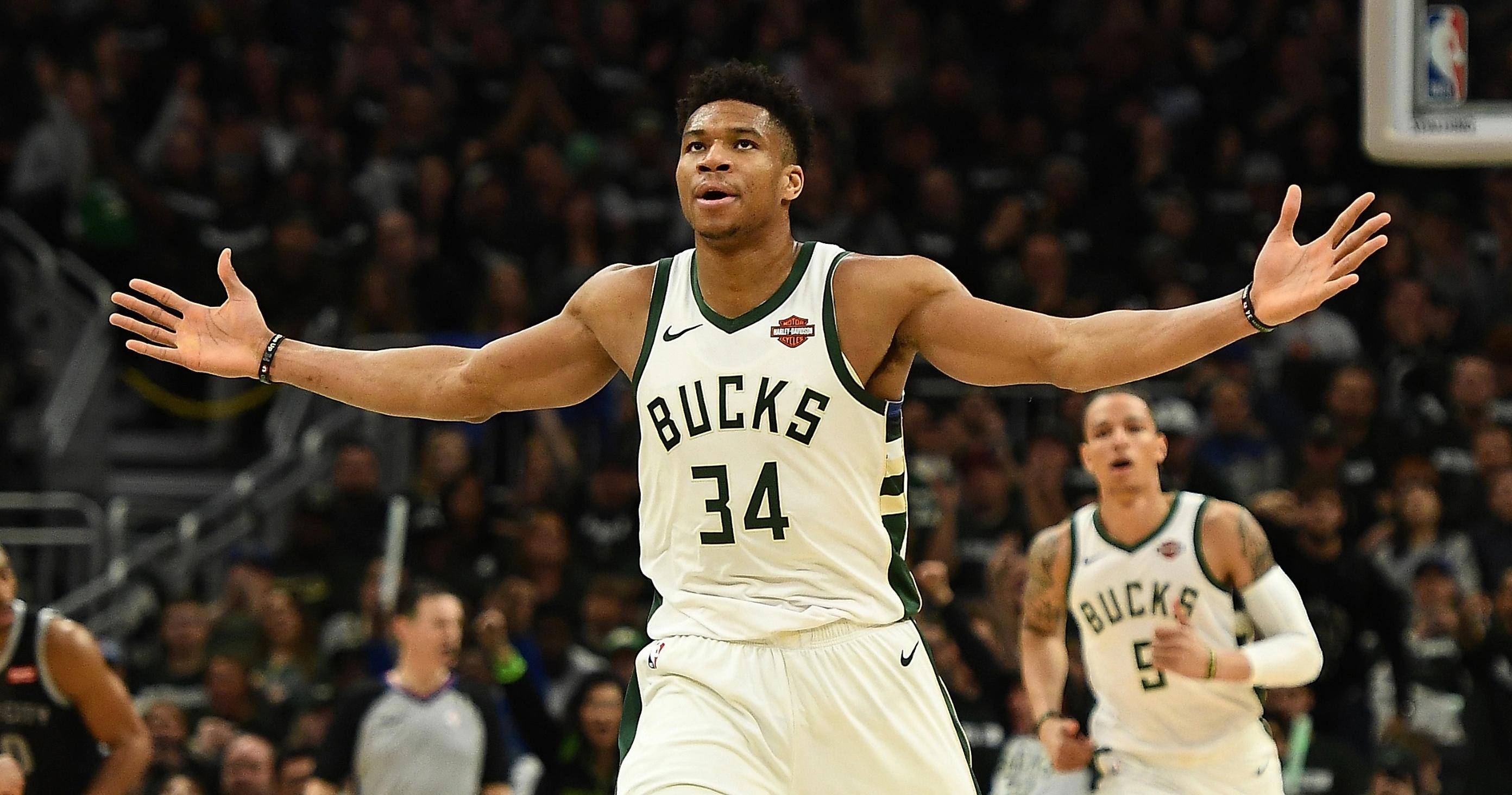 足球不会同情任何人（绿茵场从不怜悯任何人）