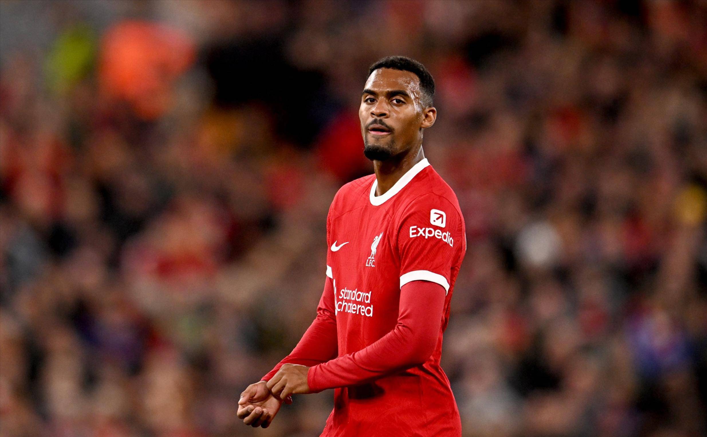 盘活球队进攻！康宁汉姆半场13分7助攻带队咬住比分（康宁汉姆半场13分7助攻激活火力，率队紧咬比分）