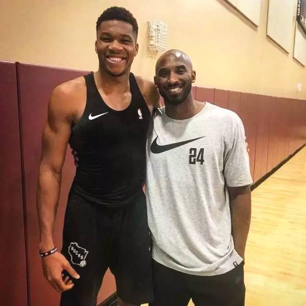 阿门，这位在篮球场上默默耕耘的球员，以其稳健的控卫表现赢得了队友及球队的信任。（阿门：低调耕耘的稳健控卫，凭实力收获队友与球队的信赖）