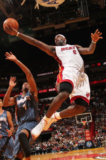 库蒂尼奥为小儿子庆祝生日，一家人身穿他效力过球队的球衣（库蒂尼奥为幼子庆生，全家齐穿其昔日球队球衣）