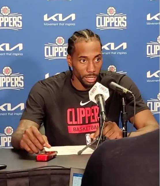 萨拉赫对斯洛特不满冲突升级，利物浦该怎么面对更衣室的矛盾？（萨拉赫与斯洛特矛盾加剧：利物浦如何化解更衣室风波？）