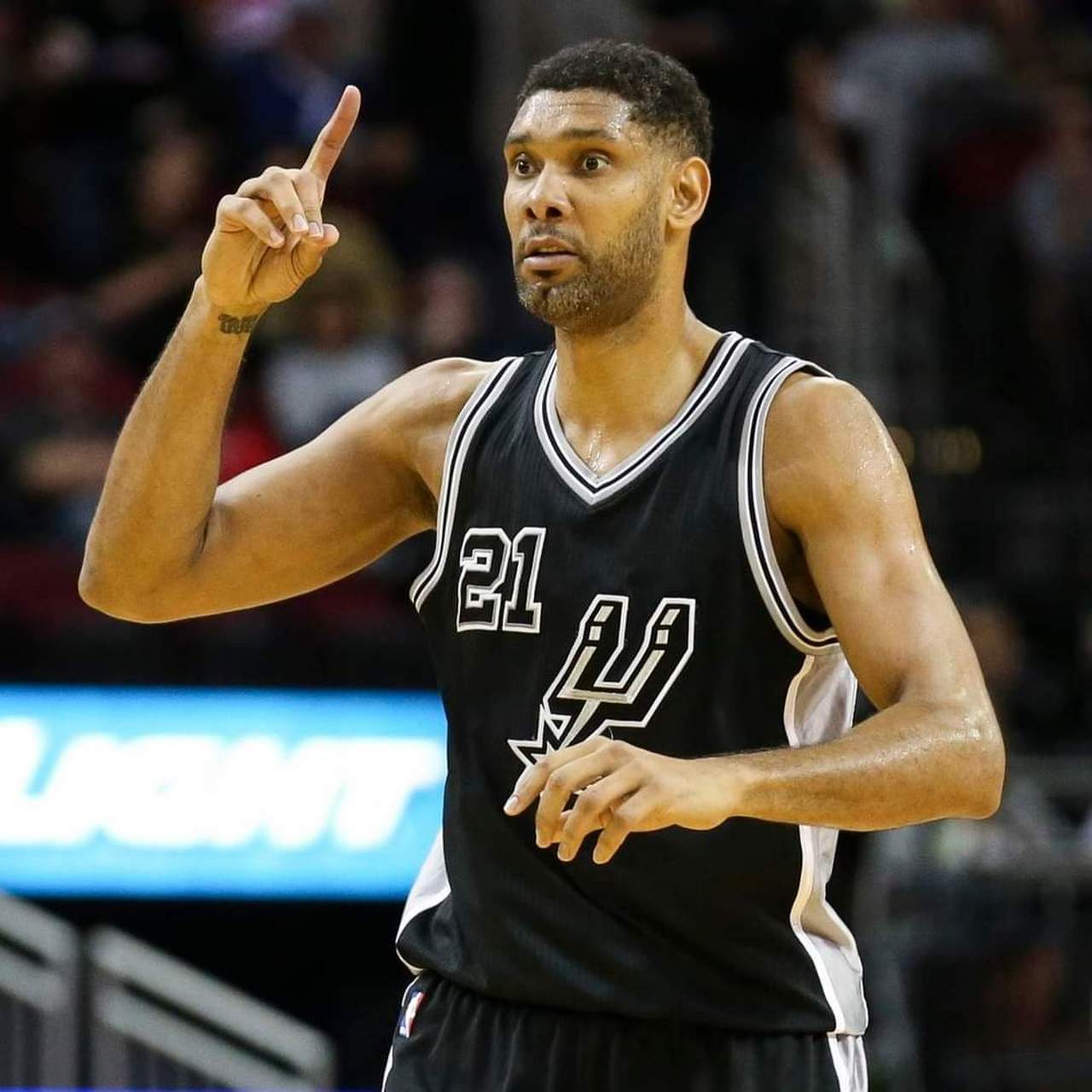 步行者官方：我们已与马修斯完成签约，裁掉罗宾逊·厄尔（步行者官宣签约马修斯并裁掉罗宾逊·厄尔）