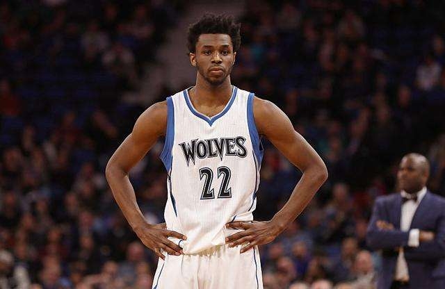 个人能力！两队进攻陷入困境， 奎因上场外线运球高难度急停三分命中！（凭个人能力破局：双方进攻受阻，奎因外线运球急停命中高难度三分）