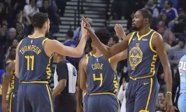 CBA俱乐部杯-北京首钢下半场哑火 青岛狂胜31分（CBA俱乐部杯：北京首钢下半场低迷，青岛31分大胜）