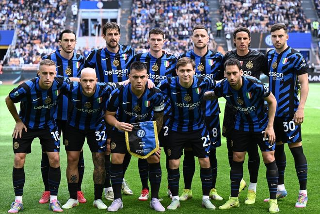 马格德堡球员庆祝进球，不幸跌入2.7米深的沟中但安全逃出（马格德堡球员进球庆祝时失足坠入2.7米沟，所幸安然脱险）