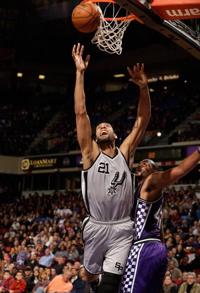 助罗马升至意甲榜首，斯维拉尔达成罗马生涯100场里程碑（斯维拉尔百场里程碑，助罗马登顶意甲榜首）