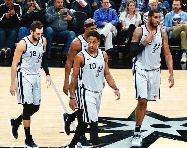 湖人官方社交媒体账号在比赛即将开始之际，发布了赛前入场照，引发球迷的关注和期待。（湖人官微晒赛前入场照，比赛临近引发球迷期待）