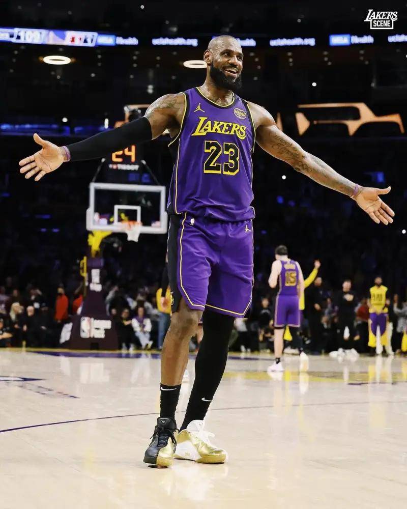 罗林斯32分6板14助 NBA雄鹿114-123不敌76人 马克西54分（马克西砍54分，罗林斯32+6+14；76人123-114力克雄鹿）