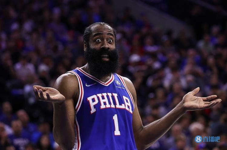 比朔夫：孔帕尼之前说我会被安排在六号位；更衣室氛围很好（比朔夫：孔帕尼此前已告知我将司职6号位，更衣室氛围很棒）