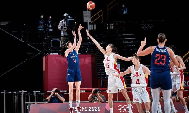 足球德国队主帅回应质疑：球队需要时间重建（德国队主帅回应质疑：重建球队非一日之功）