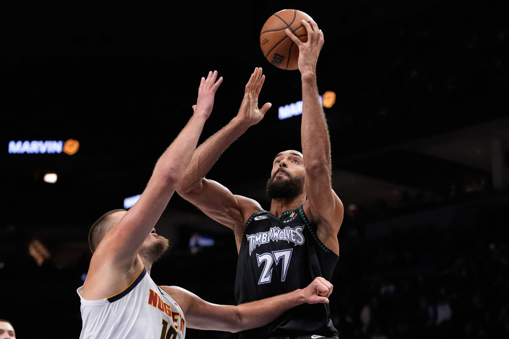 三连冠！上海海港加冕2025赛季中超冠军，摘下队史中超第四星（2025中超封王！上海海港成就三连冠，队史第四星点亮）