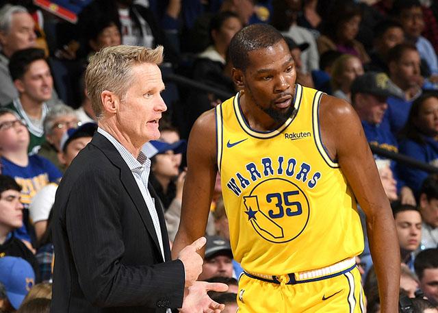 约基奇上半场表现抢眼，得分与助攻两开花（约基奇半场火力全开，得分助攻双线爆发）